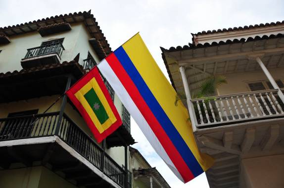Bandeiras da Colômbia e de Cartagena (em Cartagena, na Colômbia)